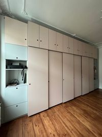 Kleiderschrank mit integriertem Klappbett in Linoleum/Eiche